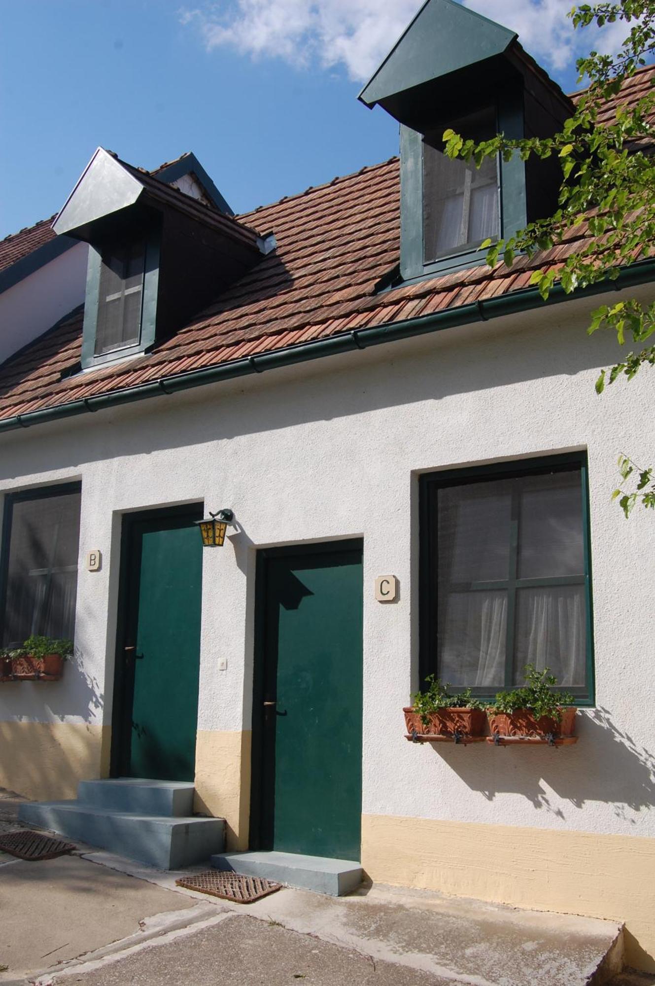 Hofgassl Zentgraf Bed & Breakfast Moerbisch Am See Exterior photo